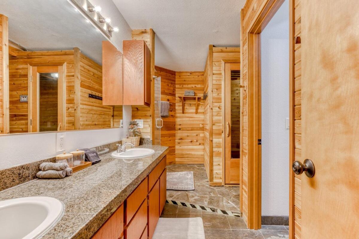 Great Blue Lodge - Spacious Ski Lodge, Hot Tub, Sauna, Game Room & More Гавърнмънт Кемп Екстериор снимка